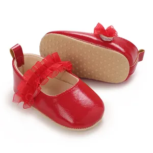 Vue détaillée de chaussures Mary Jane rouges pour bébé avec bride volantée et semelle souple.