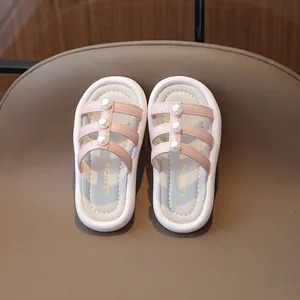 Sandalias elegantes de color rosa para niñas con perlas y suelas suaves para el verano.