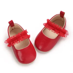 Detailaufnahme von roten glänzenden Babyschuhen für Mädchen mit Rüschendekoration