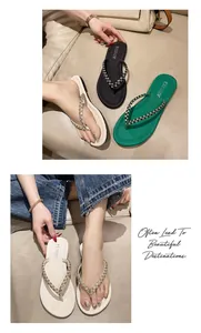 Gros plan sur des tongs plates à strass pour femmes en plusieurs couleurs pour la plage.