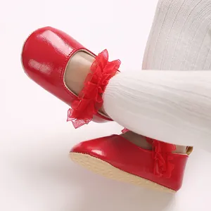 Détail de chaussures Mary Jane rouges pour bébé avec d'élégants froufrous et semelles souples