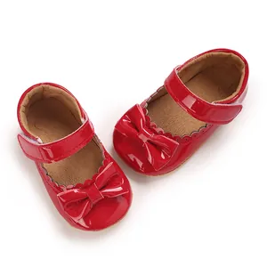 Vista detallada de zapatos de charol rojos con lazo para bebé niña de 0 a 1 año de edad