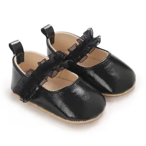 Chaussures bébé fille en cuir verni noir avec bride à volants en dentelle délicate