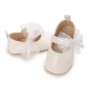 Elegante cremefarbene Baby-Mary-Jane-Schuhe mit weißer Spitzenschleife und weicher Sohle.