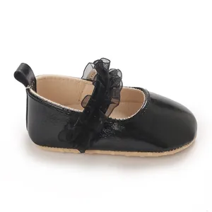 Vue détaillée d'une chaussure de marche pour bébé en cuir verni noir avec dentelle