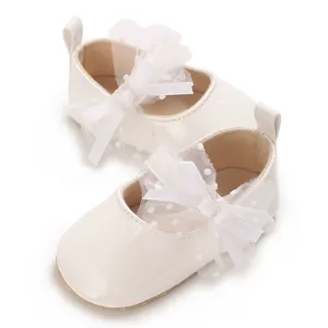 Detailansicht weißer Prinzessinnenschuhe für Babys mit zarter Netzschleife und weicher Sohle.