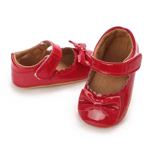 Vista detallada de los zapatos de princesa para bebé en PU rojo brillante con lazo