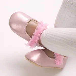 Détail de chaussures de marche roses pour bébé fille avec semelles souples et dentelle.