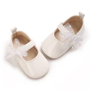 Detailansicht von weißen Baby-Lauflernschuhen mit Netzschleife und weicher Sohle.