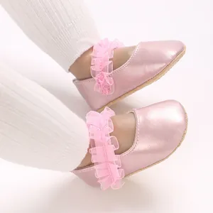 Gros plan de chaussures de marche princesse pour bébé roses à semelle souple