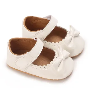 Zapatos de princesa para bebé en charol blanco con lazo y borde ondulado elegante