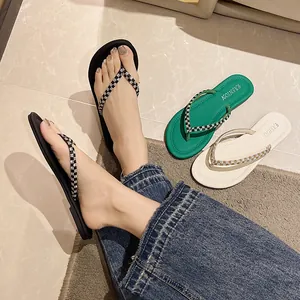 Tongs plates légères pour femmes avec des brides tissées de style décontracté de plage