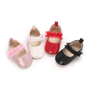 Mignonnes chaussures bébé fille avec volants en dentelle en rose, blanc, rouge et noir.
