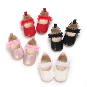 Collection de chaussures en dentelle pour bébés filles en rouge, noir et blanc.
