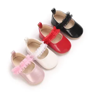 Lot de quatre couleurs de chaussures de bébé fille à semelle souple avec volants en dentelle
