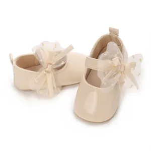 Makro-Detailansicht der cremefarbenen Baby-Prinzessin-Schuhe mit Schleifenakzenten