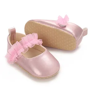 Détail de chaussures de princesse roses pour bébé avec semelle souple antidérapante.