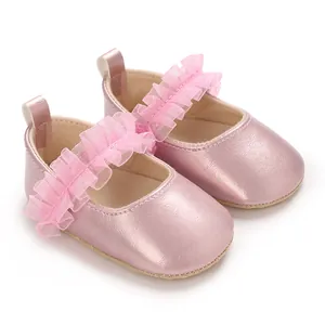 Vue détaillée de chaussures de marche rose métallisé pour bébé fille avec volants
