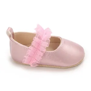 Détail de chaussure de marche rose pour bébé fille avec semelle souple et volant