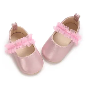 Detailansicht von rosa Metallic-Lauflernschuhen für Mädchen mit Rüschenriemen