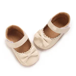 Vista superior de zapatos de princesa para bebé de PU crema con lazo y borde