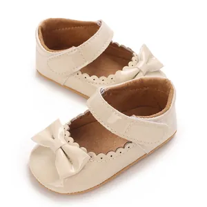 Zapatos de charol beige para bebé con lazo elegante y ribete ondulado