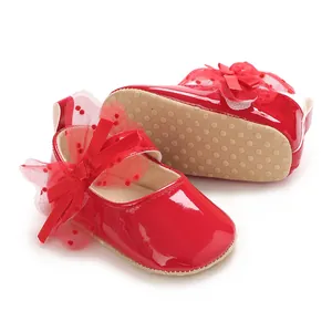 Rote Baby-Lauflernschuhe aus Lackleder mit großer Schleife und weicher Sohle
