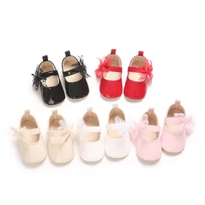 Sammlung bunter Lauflernschuhe für Baby-Mädchen mit Schleife in glänzender Lackoptik