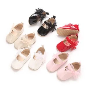 Detailansicht von Baby-Mädchen-Schuhen mit Schleife in verschiedenen Farben und Antirutschsohle