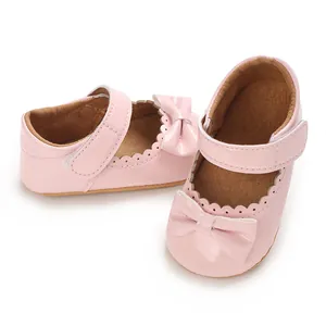 Vista detallada de los zapatos rosa de cuero PU para bebé niña con lazo y borde ondulado