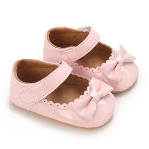 Detalle de zapatos de princesa rosa de cuero PU con lazo y bordes festoneados