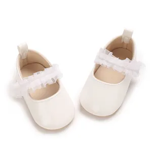 Nahaufnahme von weißen Lauflernschuhen für Mädchen mit feinen Spitzen-Rüschen-Riemchen.