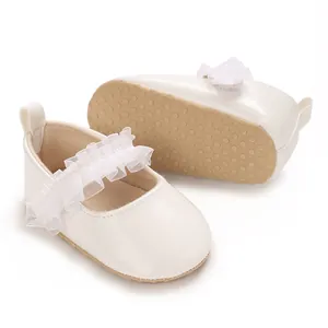 Detailansicht weißer Babyschuhe für Mädchen mit weicher Sohle und Rüschenspitzenbesatz