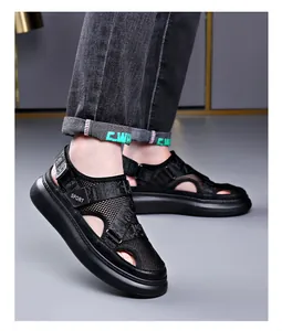 Detailansicht der atmungsaktiven schwarzen Herren-Sandalen mit rutschfesten Sohlen.