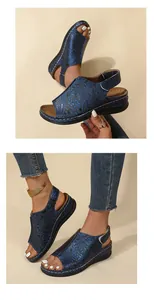 Dettaglio dei sandali con zeppa da donna con motivo paisley blu e punta aperta