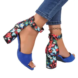 Stijlvolle sandalen met blokhak, bloemenprint, blauwe band en een verstelbare gesp.