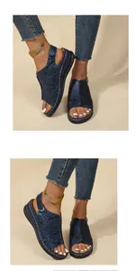 Primo piano di sandali con zeppa blu con motivo paisley sui piedi