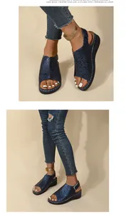 Vista dettagliata dei sandali con zeppa blu retrò da donna con design a punta aperta.