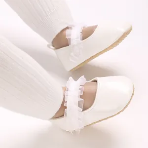 Gros plan de chaussures de marche souples pour bébé fille avec bordure en dentelle blanche