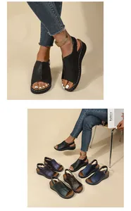 Vista dettagliata di sandali con zeppa retrò traforati da donna in colori assortiti