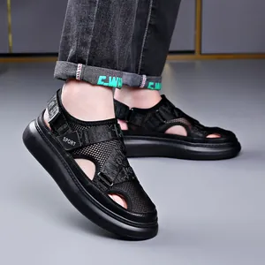 Atmungsaktive Herren-Sandalen in Schwarz mit rutschfester dicker Sohle für den Sommer.