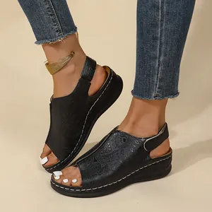 Sandali con zeppa neri vintage da donna con motivi traforati e design spuntato