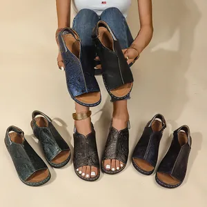 Sandali vintage da donna con motivo a rilievo, cinturino regolabile e punta aperta in vari colori