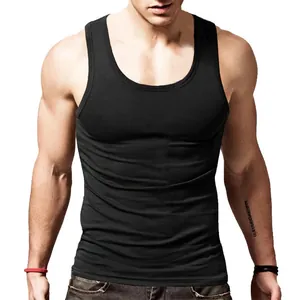 Detailansicht eines schwarzen Slim-Fit-Sport-Unterhemds für Herren mit atmungsaktivem Stoff