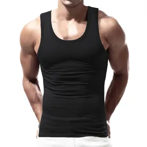 Vista dettagliata di una canotta sportiva nera da uomo slim fit con trama a costine