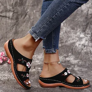 Mules noires confortables pour femmes avec broderie florale et semelle plateforme