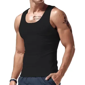 Primo piano della canotta nera slim fit da uomo per lo sport e come sottoveste