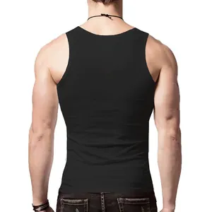 Detailansicht der Rückseite eines schwarzen Herren-Sport-Tanktops an einem männlichen Model.