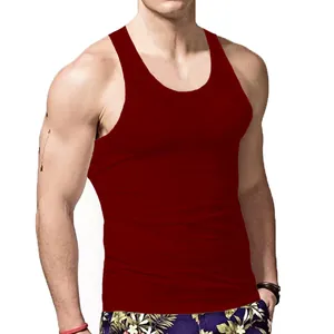 Detailansicht eines burgunderroten, eng anliegenden Sport-Tanktops für Herren zum Training
