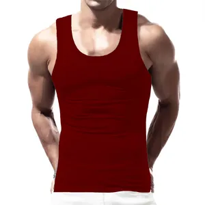 Primo piano di canotta sportiva rossa da uomo slim fit in morbido cotone